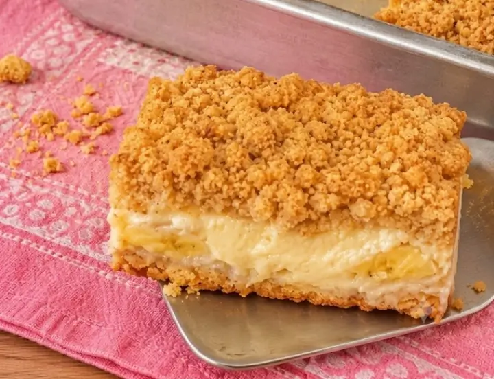 🏆 Cuca de Banana Cremosa com Farofa Crocante: A Torta Saudável que Vai Conquistar Seu Coração! 🍌✨